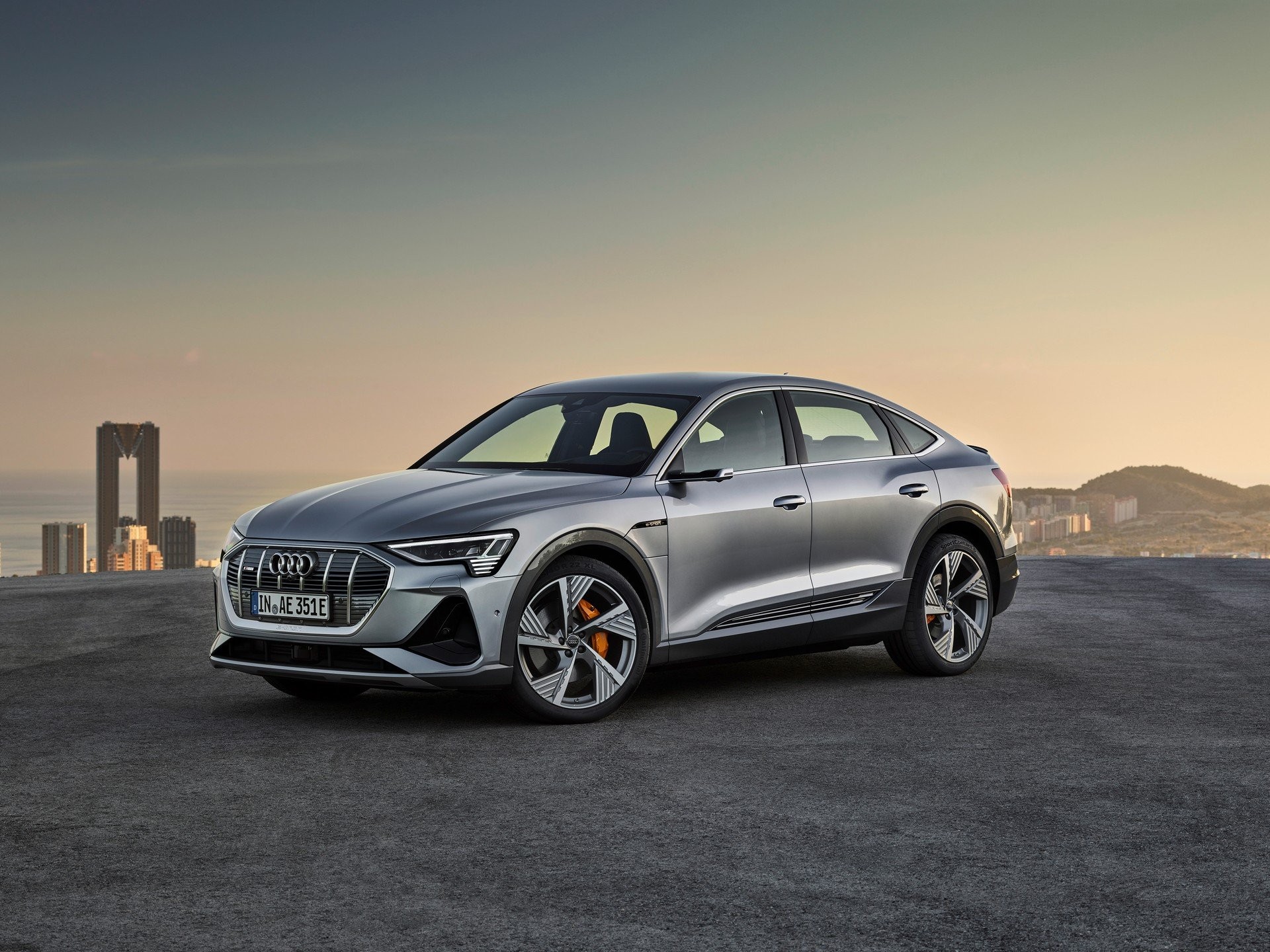 Audi e-tron Sportback màu xanh đậm, mẫu SUV điện hạng sang với thiết kế coupe thể thao.