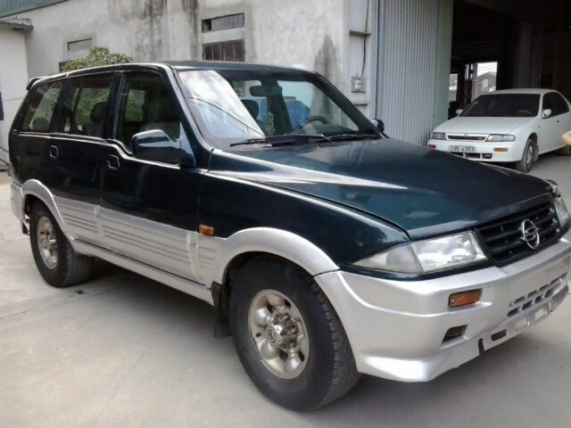 Hình ảnh SsangYong Musso nhập khẩu cũ trên đường off-road, thể hiện khả năng vượt địa hình