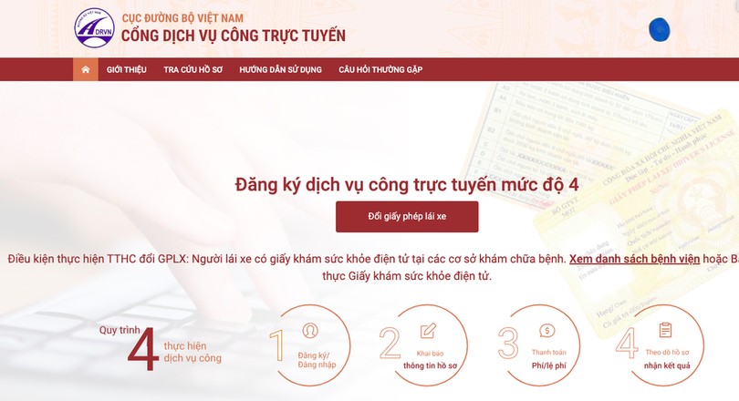 Màn hình máy tính hiển thị giao diện cổng dịch vụ công trực tuyến để làm đơn đổi giấy phép lái xe ô tô.