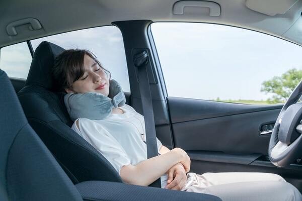 Cách tránh xe ô tô gây ngạt thở: Mở cửa khi ngủ trong xe.