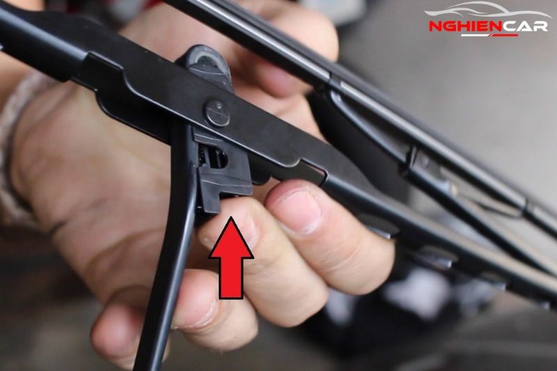 Để cần gạt nước thẳng 90 độ khi thay thế