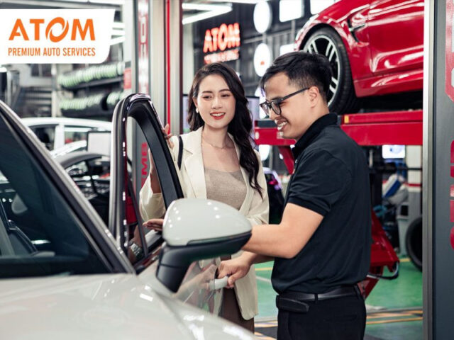 Khách hàng hài lòng khi nhận xe sau bảo dưỡng tại trung tâm uy tín cho xe Honda