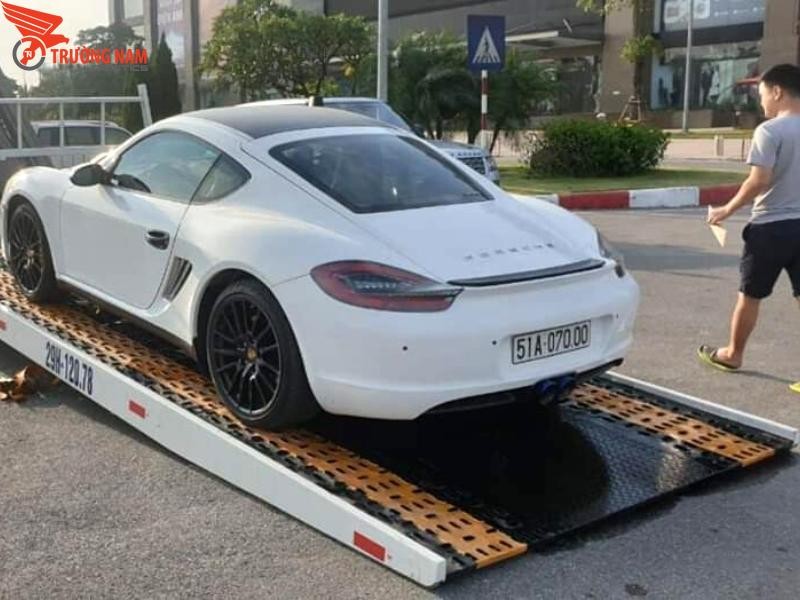 Bàn giao xe ô tô nguyên vẹn cho khách hàng sau khi hoàn tất hành trình vận chuyển