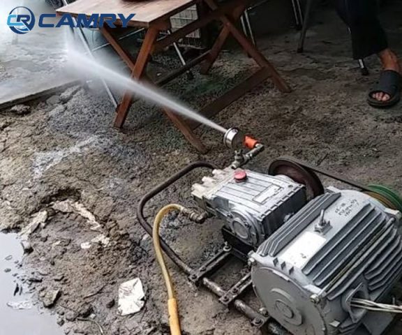 Khách hàng kiểm tra máy rửa xe ô tô cũ trước khi mua