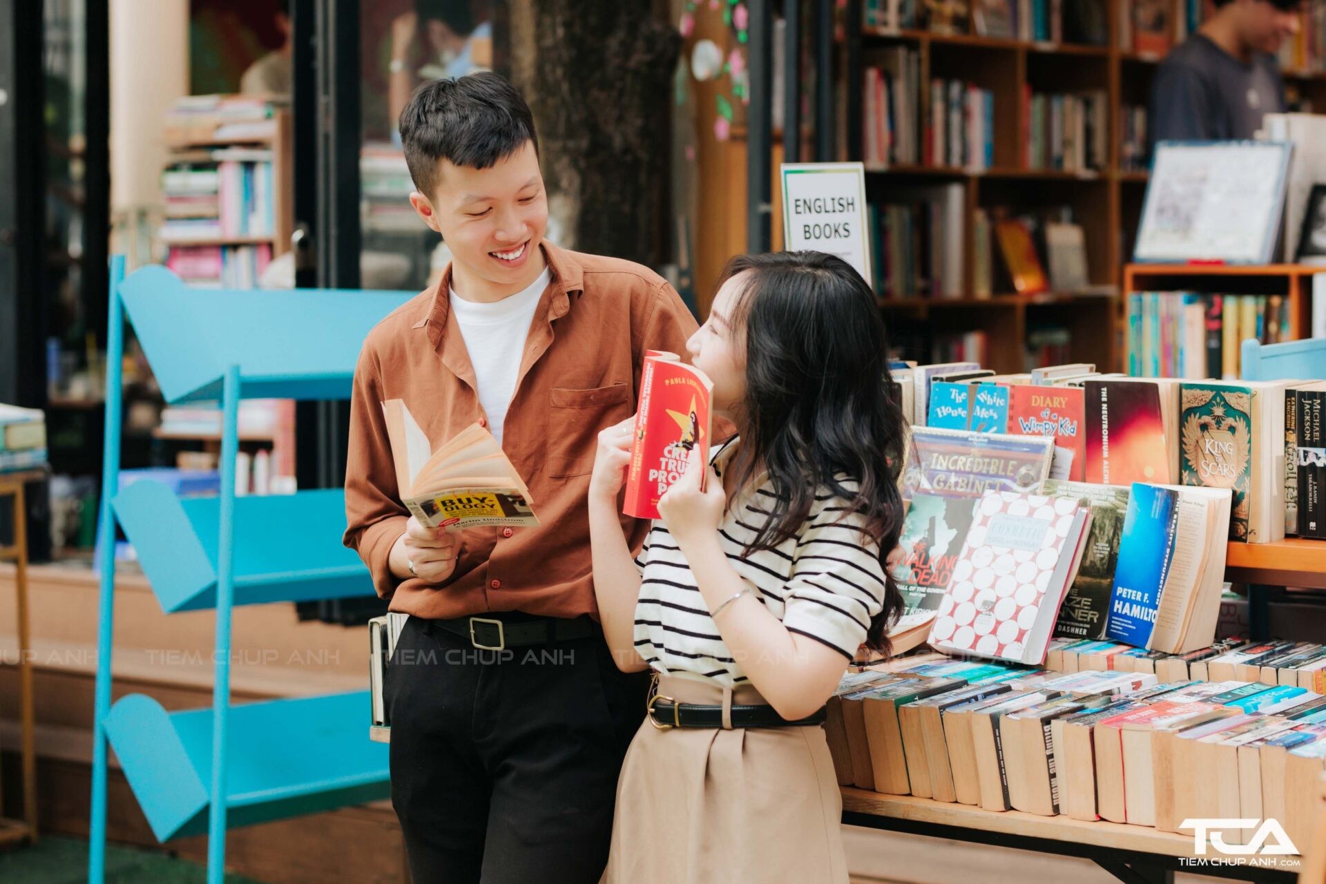 Ảnh nắm tay ny trên xe máy, một kiểu tạo dáng có thể chuyển thể cho ảnh nắm tay trên xe ô tô.