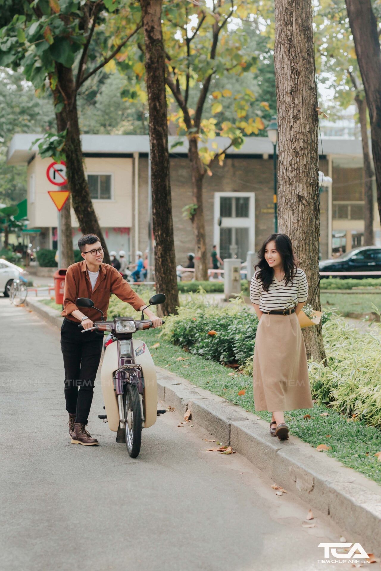 Khoảnh khắc chụp nắm tay đi xe máy, gợi ý cách tạo dáng cho ảnh nắm tay trên xe ô tô.