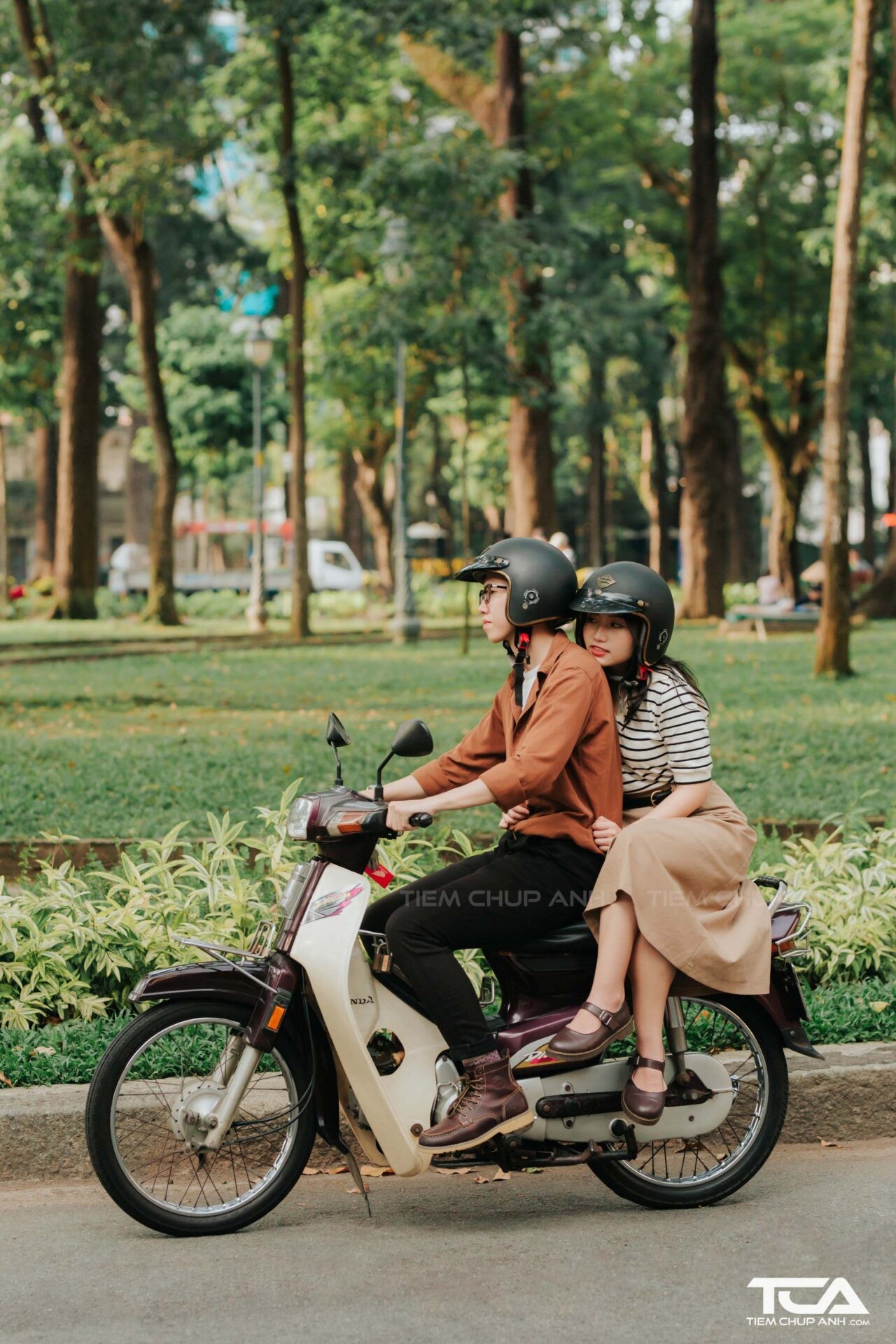 Hình ảnh nắm tay người yêu lãng mạn bên trong xe ô tô, thể hiện tình cảm thắm thiết.