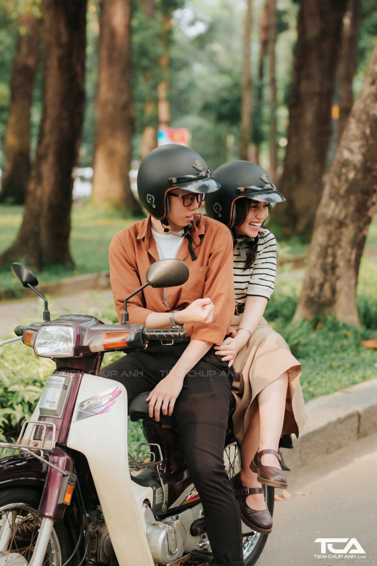Hình ảnh nắm tay người yêu trên xe máy vào buổi chiều, cảm hứng cho ảnh nắm tay trên xe ô tô ấm áp.
