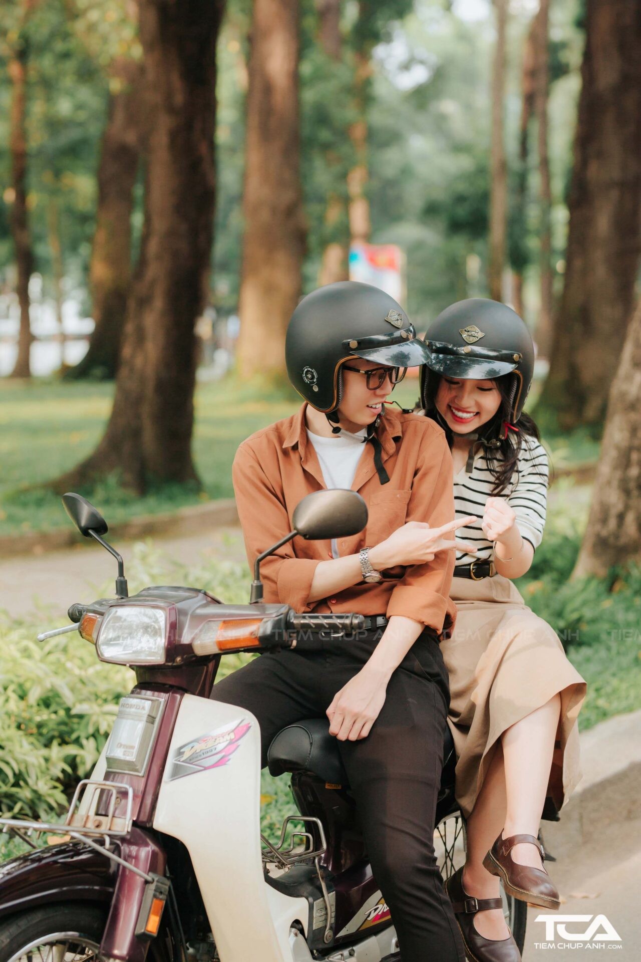 Ảnh nắm tay người yêu tình cảm trên xe máy, gợi ý cách biểu cảm cho ảnh nắm tay trên xe ô tô.