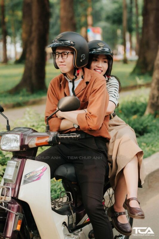 Hình ảnh nắm tay người yêu trên xe máy tại bãi biển, phong cách chụp ảnh nắm tay trên xe ô tô tự nhiên.
