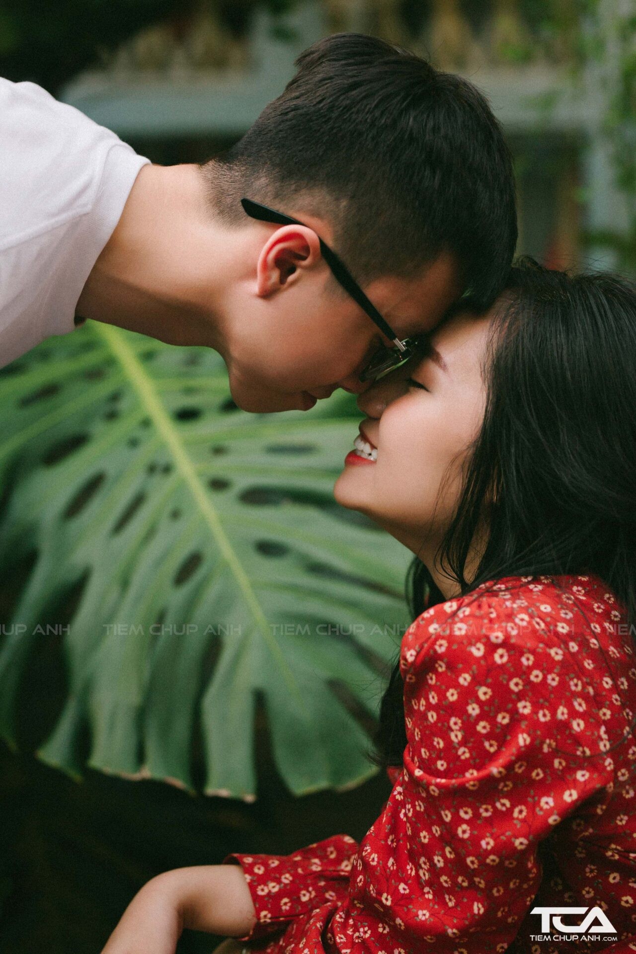 Hình ảnh nắm tay trên xe máy lãng mạn, tương tự phong cách ảnh nắm tay trên xe ô tô.