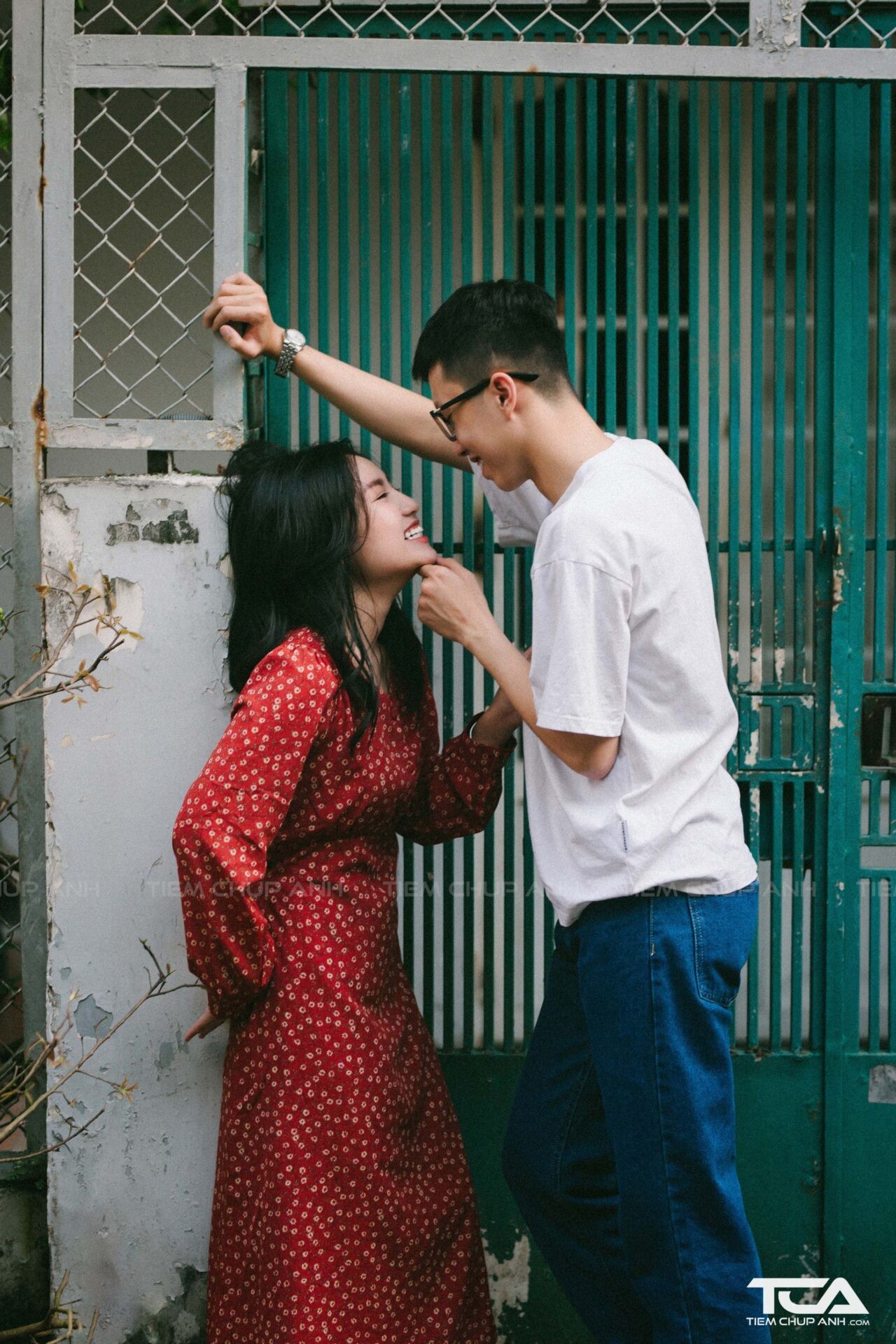 Ảnh nắm tay đôi lứa trên xe máy, một biến thể của ảnh nắm tay trên xe ô tô đầy cuốn hút.