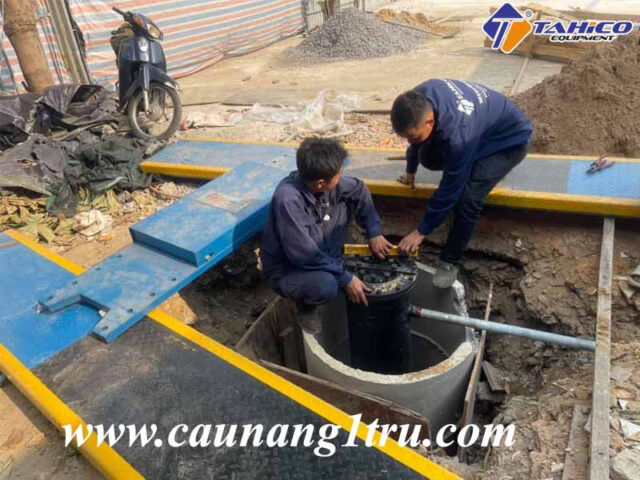 Nhân viên Tahico đang thực hiện lắp đặt cầu nâng 1 trụ rửa xe