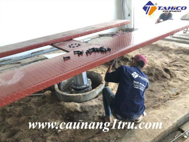 Đội ngũ kỹ thuật viên đang thi công lắp đặt hệ thống cầu nâng rửa xe