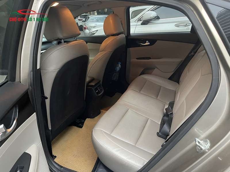 Nội thất ghế sau xe ô tô Kia Cerato cũ