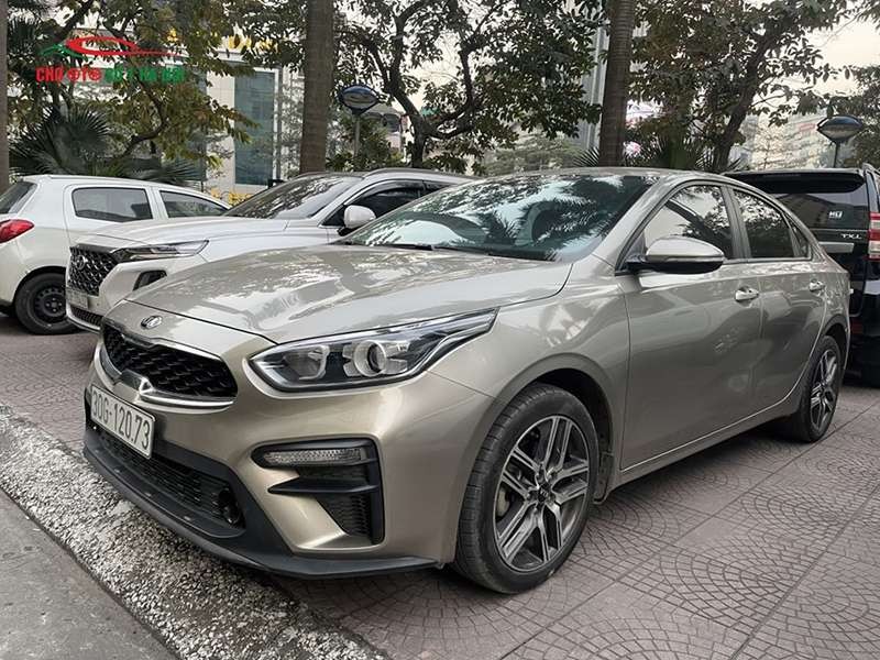 Phía trước xe ô tô Kia Cerato cũ
