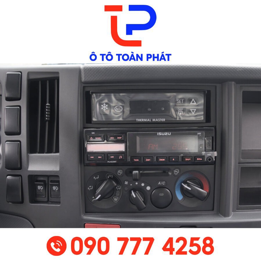 Bảng đồng hồ taplo hiện đại trên xe ô tô tải Isuzu 2 tấn QKR 210, dễ quan sát.