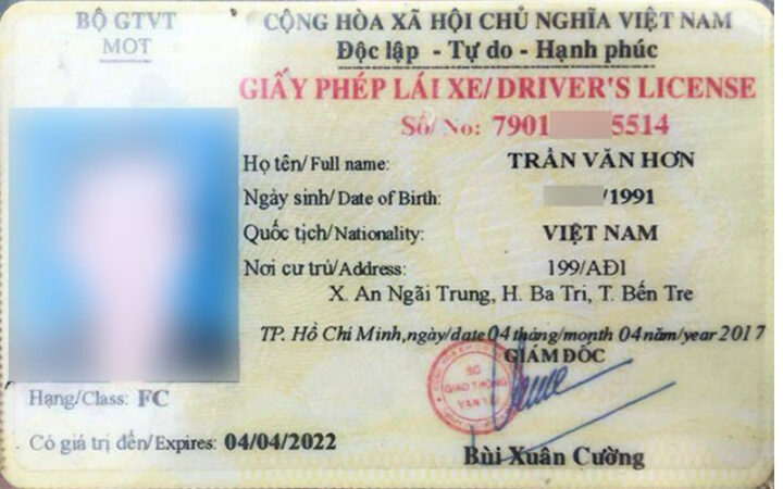 Tài xế chuyên nghiệp điều khiển xe kéo rơ moóc