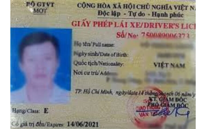 Xe khách hạng E di chuyển trên đường