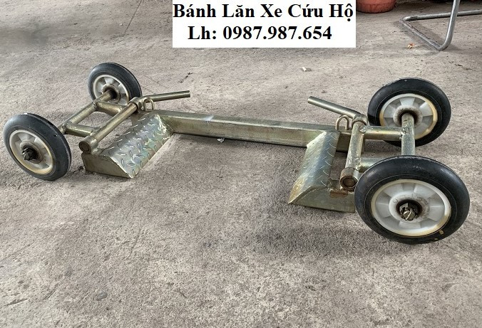 Lốp dự phòng nhỏ gọn (lốp donut) và bộ dụng cụ thay bánh xe cứu hộ cho ô tô.