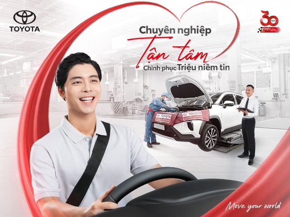 Hình ảnh nhân viên Toyota tư vấn về tiêu chuẩn bảo dưỡng định kỳ