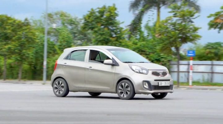 Kiểm tra khoang động cơ khi bảo dưỡng xe Kia