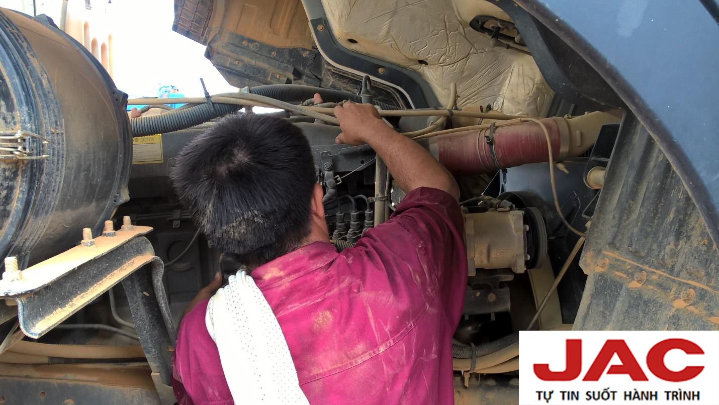Công đoạn chuẩn bị thay dầu nhớt, sửa xe ô tô tải cần đảm bảo động cơ nguội