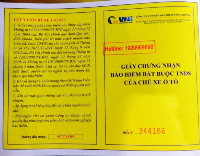 Giấy chứng nhận bảo hiểm bắt buộc ô tô trên bảng điều khiển xe