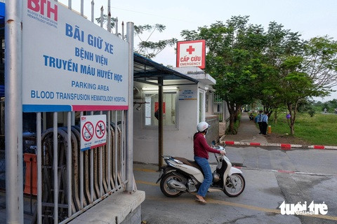 Hình ảnh bãi giữ xe ô tô rộng rãi, có mái che và hệ thống an ninh hiện đại, lý tưởng gần Bệnh viện 115