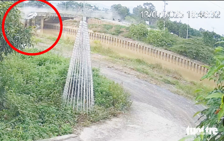 Hình ảnh camera ghi lại khoảnh khắc ô tô tông xe máy trên cầu Thiên Đường
