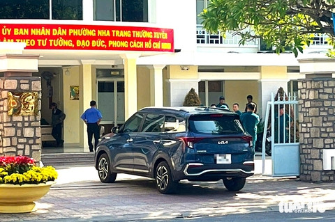 Hàng dài xe ô tô trang trí đang di chuyển, minh họa cho quy trình xin diễu hành bằng xe ô tô