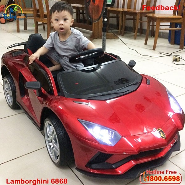 Bé vui chơi cùng xe ô tô điện Lamborghini Aventador màu đỏ