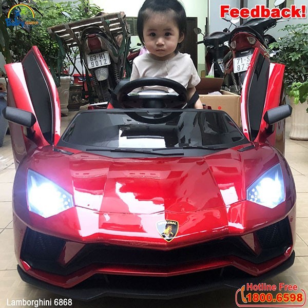 Bé gái ngồi trong xe ô tô điện Lamborghini BBT-6868 sang trọng