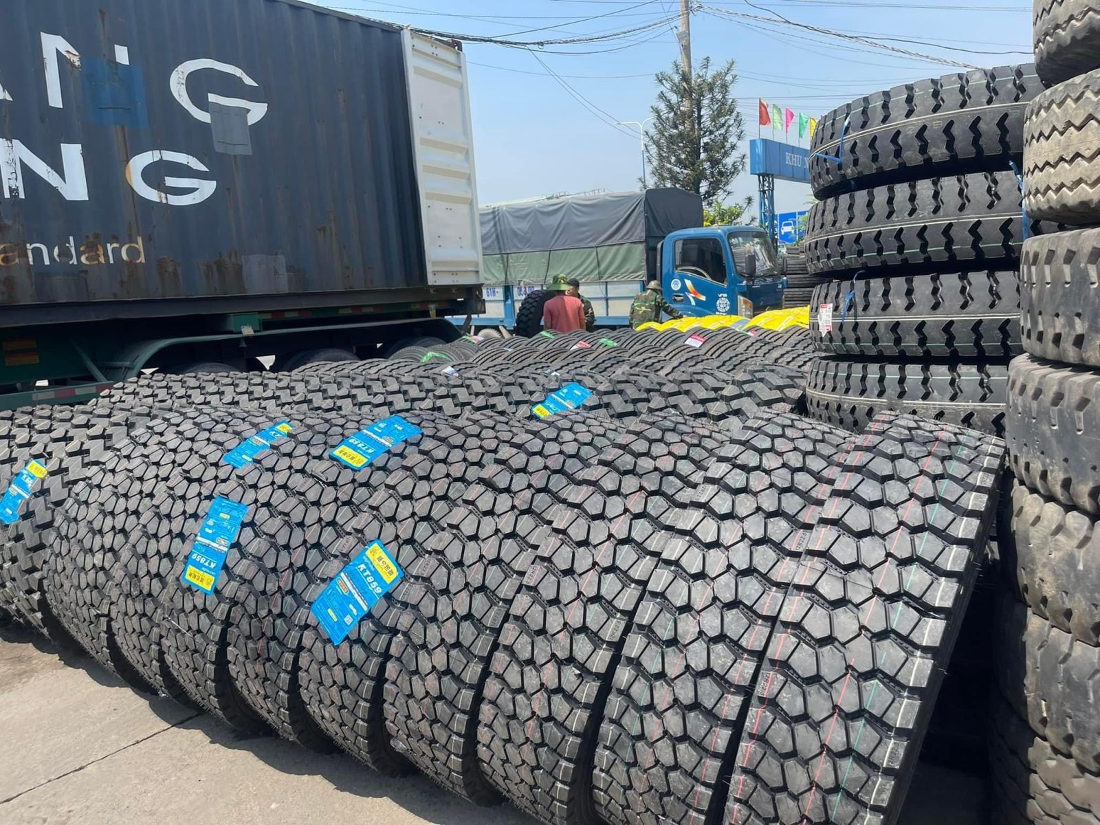 Hình ảnh lốp xe ô tô được lắp đặt trên xe, với phần thành lốp và gai lốp rõ ràng