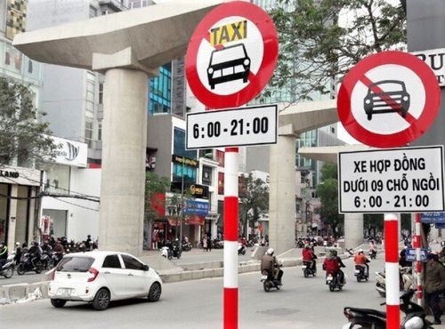 Biển cấm xe ô tô P.103a hình tròn viền đỏ nền trắng, biểu tượng xe hơi đen