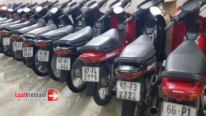Người đàn ông đang xem xét biển số xe tứ quý 8888 trên chiếc ô tô sang trọng màu trắng tại một showroom ở Đống Đa, Hà Nội