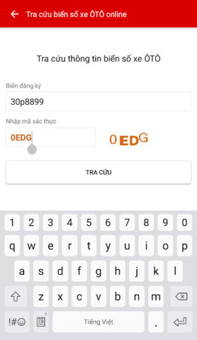 Biển số xe ô tô được lắp đặt trên xe, với tay người đang thao tác trên điện thoại để tra cứu biển số xe ô tô
