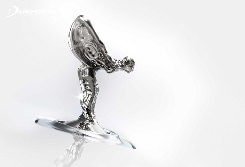 Biểu tượng Spirit of Ecstasy trên nắp capo của xe ô tô Rolls-Royce, thể hiện sự sang trọng và huyền thoại