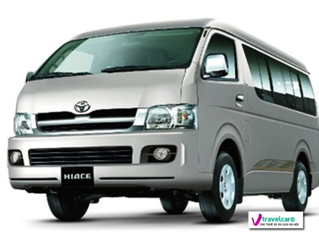 Xe ô tô 12 chỗ Toyota Hiace Super Wagon màu trắng trên đường phố