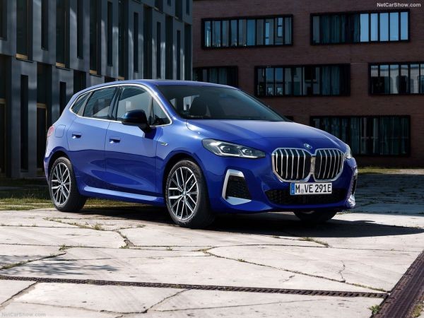Mẫu xe BMW 230e Active Tourer màu xanh đậm, đại diện cho dòng xe hybrid đa dụng của BMW, có thể phát triển thành cấu hình xe ô tô 7 chỗ BMW trong tương lai.