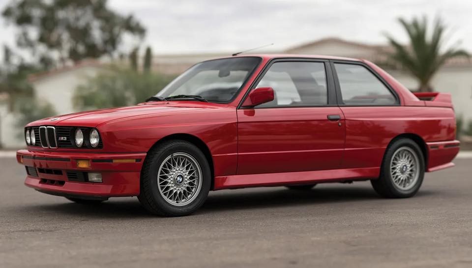 Bản độ xe BMW E30 kinh điển, thể hiện sự kết hợp giữa nét cổ điển và phong cách độ xe ô tô cổ hiện đại.
