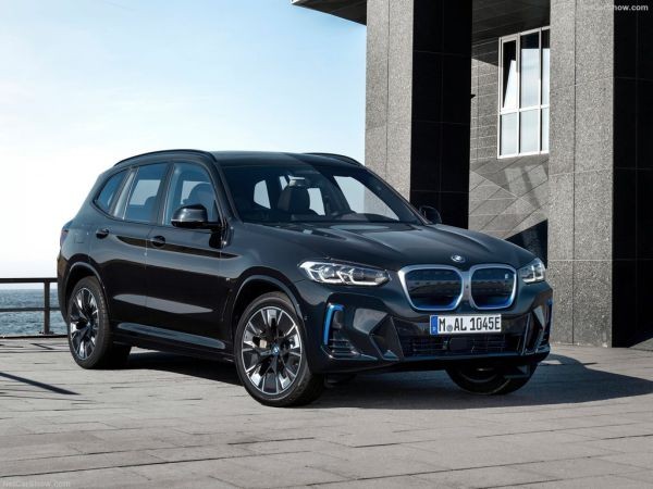 Xe SUV điện BMW iX3 màu xanh lam đậu trên đường, cho thấy cam kết của BMW với phân khúc SUV điện, hướng tới việc phát triển xe ô tô 7 chỗ BMW thuần điện.