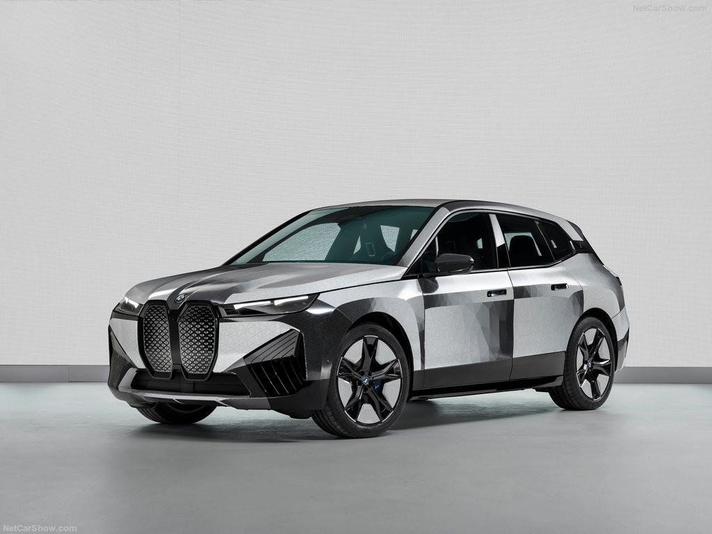 Xe SUV BMW iX Flow với công nghệ thay đổi màu sắc điện tử, thể hiện sự đổi mới công nghệ của BMW, có thể áp dụng trên các mẫu xe ô tô 7 chỗ BMW.
