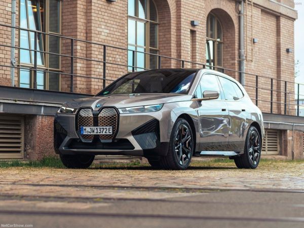 Mẫu SUV điện hiệu suất cao BMW iX M60 màu trắng bạc, minh chứng cho sức mạnh và sự sang trọng của BMW, định hình các tiêu chuẩn cho xe ô tô 7 chỗ BMW tương lai.
