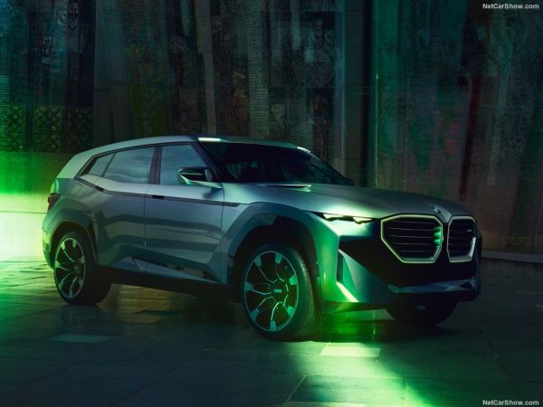 Chiếc SUV hiệu suất cao BMW XM màu xanh lá cây, một ví dụ về sự kết hợp giữa hiệu năng và thiết kế táo bạo, tiền đề cho các mẫu xe ô tô 7 chỗ BMW mạnh mẽ.
