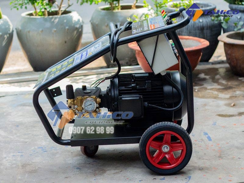 Các thiết bị và dung dịch cần thiết cho quy trình rửa xe ô tô tải hiệu quả