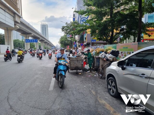 Thách thức trong việc phân làn cứng và quản lý giao thông khi xe máy và ô tô chia sẻ không gian