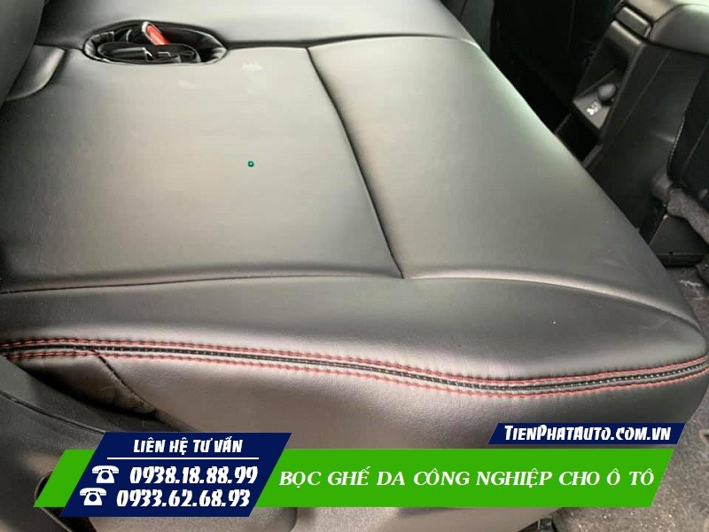 Nội thất xe ô tô với ghế da công nghiệp màu nâu nhạt, tạo cảm giác êm ái