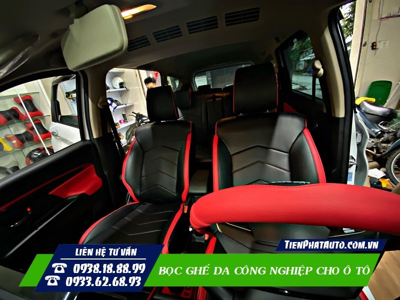 Ghế da công nghiệp màu đen trên xe ô tô mang lại sự tiện nghi và dễ vệ sinh