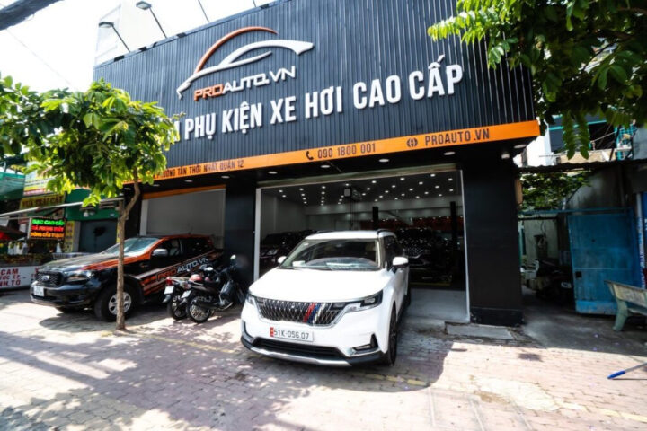 Thợ chuyên nghiệp đang kiểm tra chất lượng của mẫu ghế da xe ô tô Nappa đã hoàn thiện